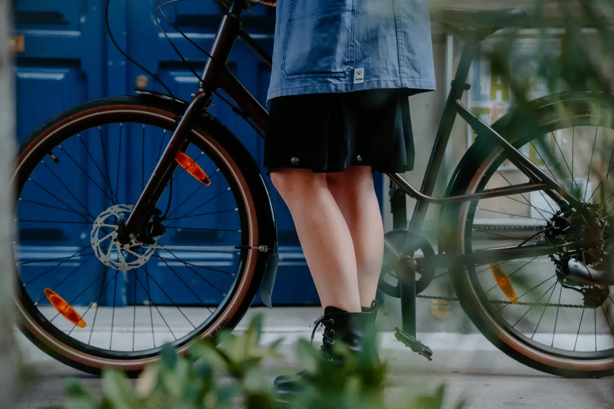 Faire du vélo en jupe : guide pratique et tenues conseillées