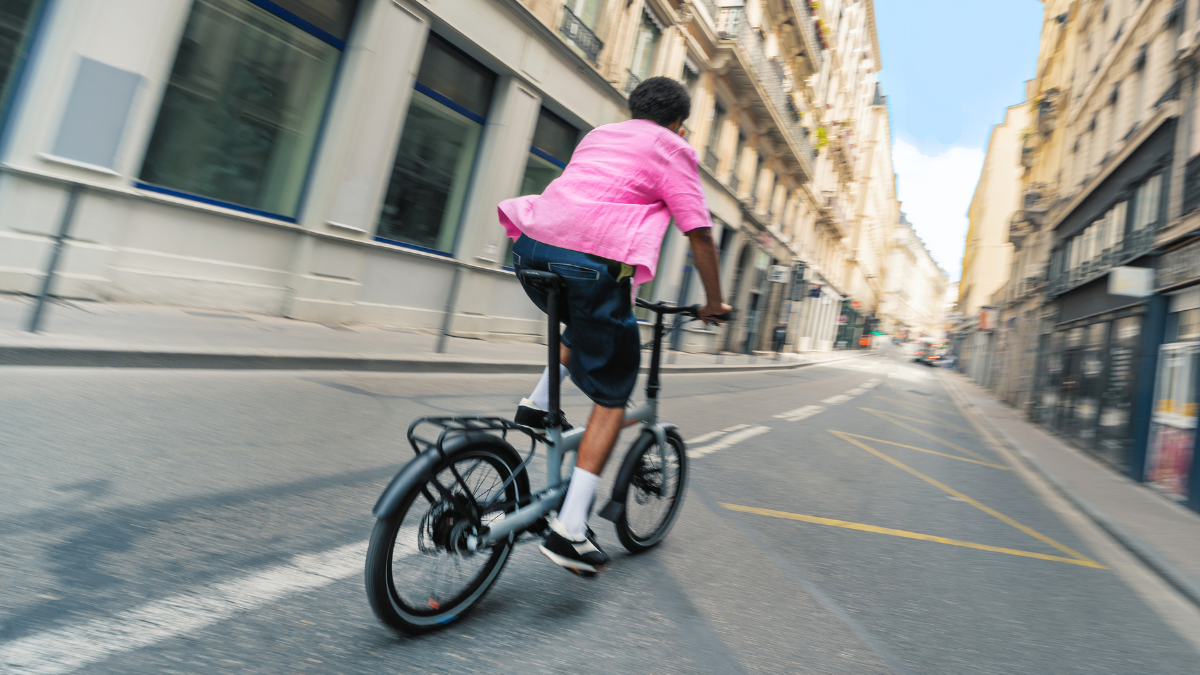 Homme qui fait du vélo électrique pliant