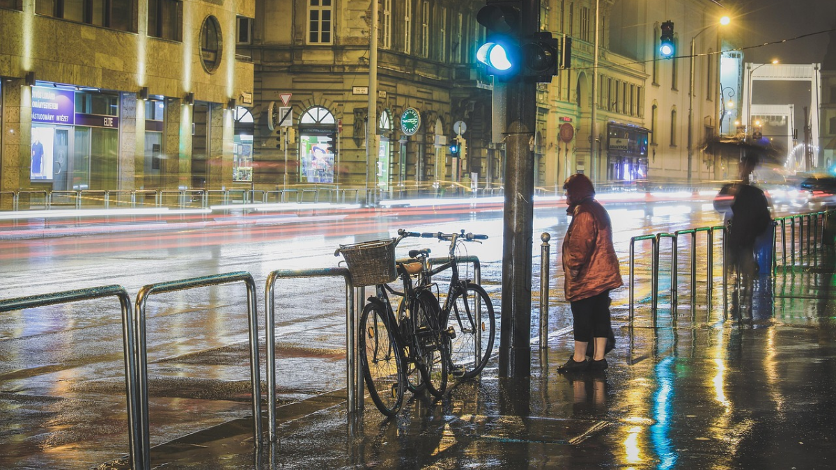 Faire du vélo sous la pluie : conseils pratiques pour rouler en toute sécurité et rester à sec !